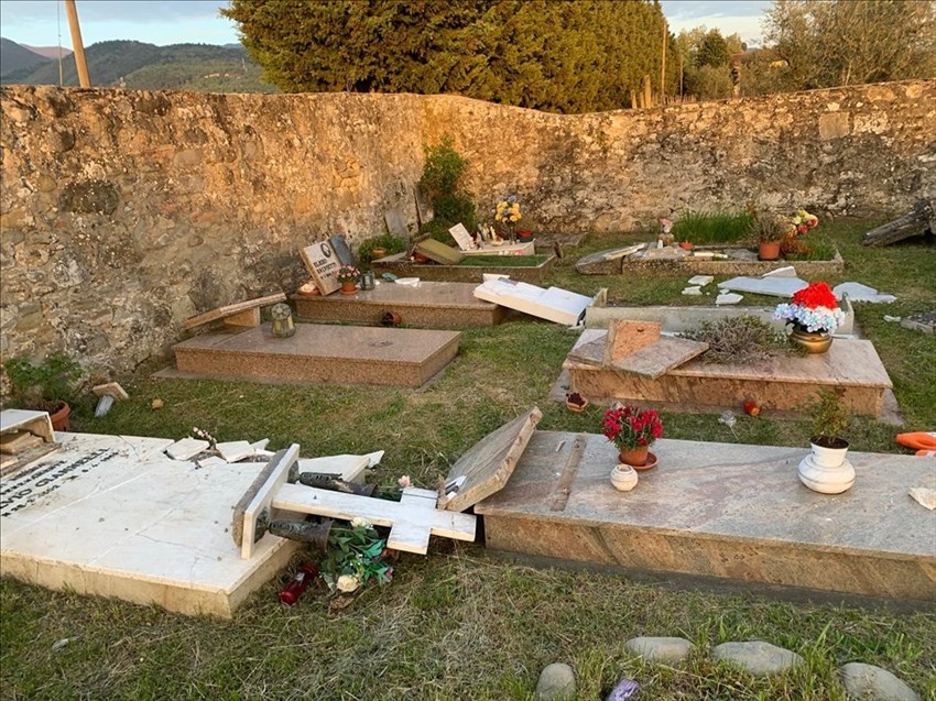 Tombe distrutte al Cimitero di Borgo a Cascia