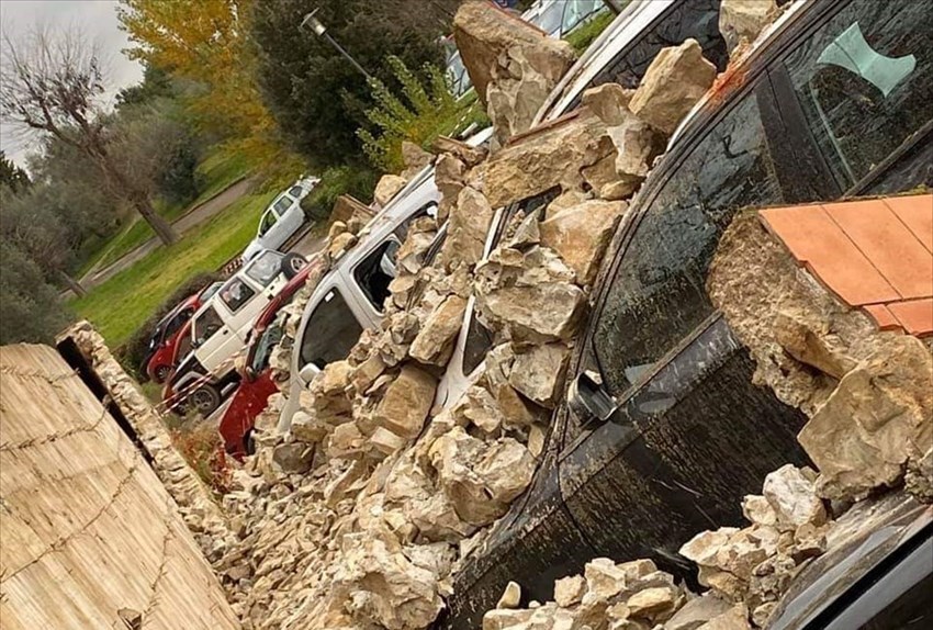 Muro crollato nel parcheggio a Pontassieve