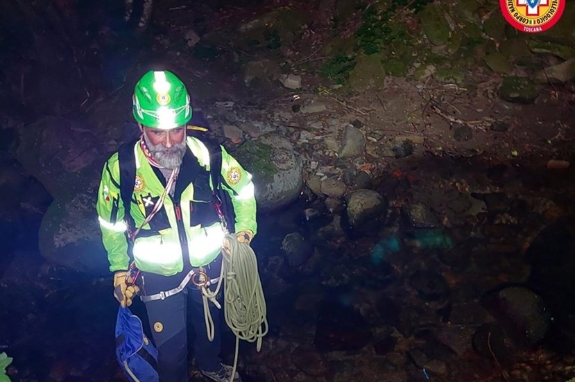 Uno dei soccorritori impegnati nel recupero