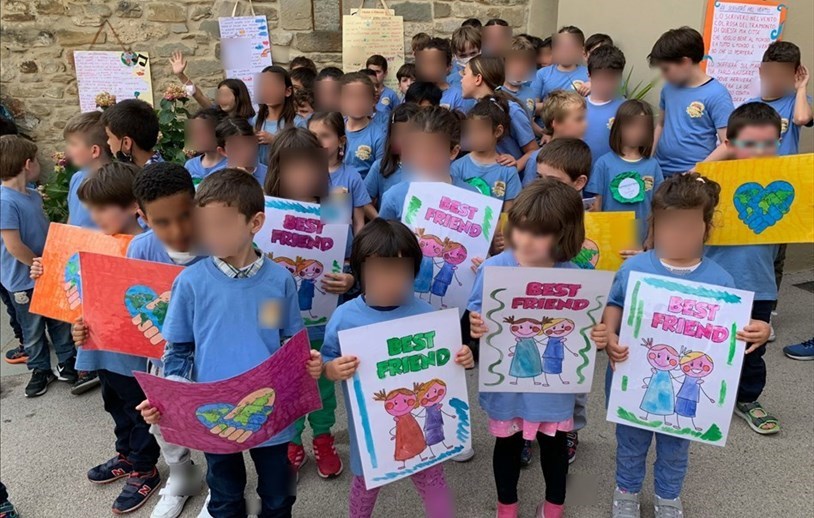 Gli alunni della scuola senza zaino