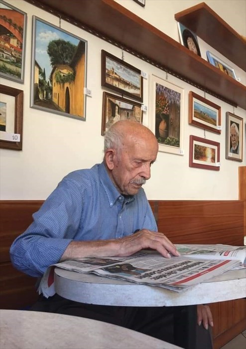 Basilio Pompei mentre legge il giornale