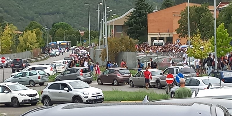 Traffico all'uscita degli studenti della Balducci