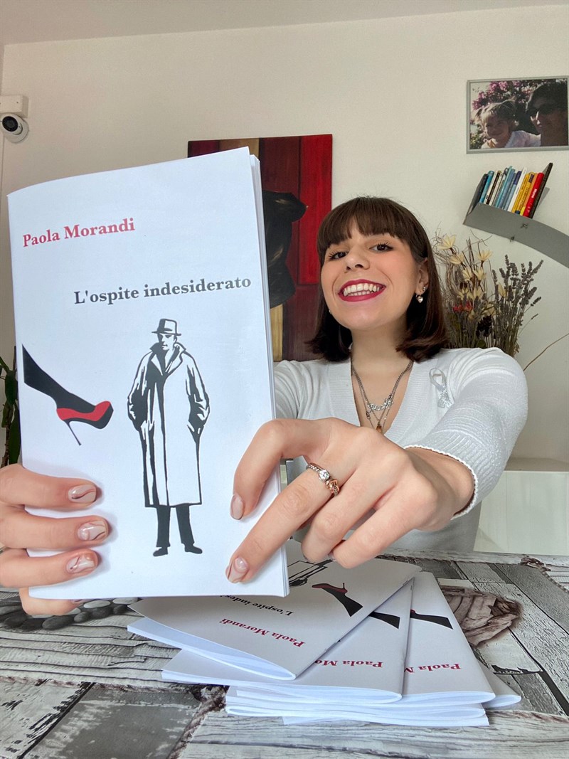 L'Ospite indesiderato"" di Paola Morandi, in foto la figlia Martina con il libro