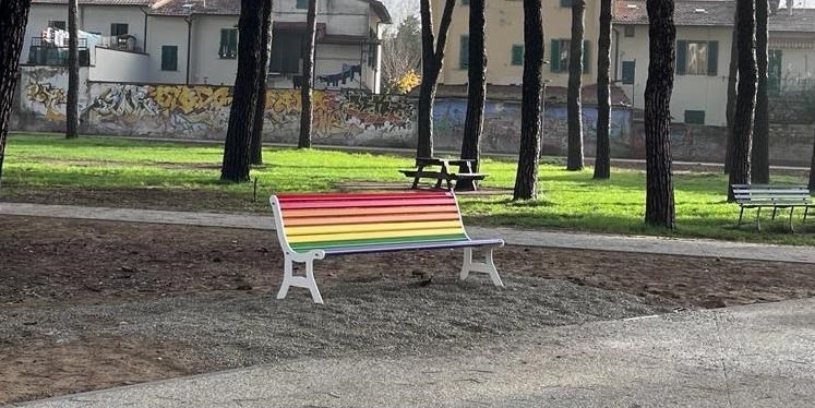 Panchina arcobaleno in ricordo di Alberto Fusi