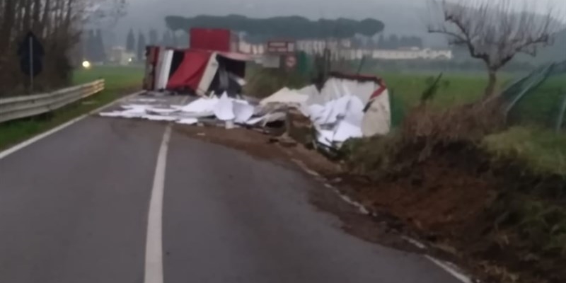 Tir ribaltato in Via di Rosano