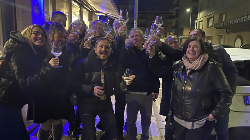 Il brindisi in occasione dei festeggiamenti per la vincita con proprietari e dipendenti del Bar Plinio ieri siera