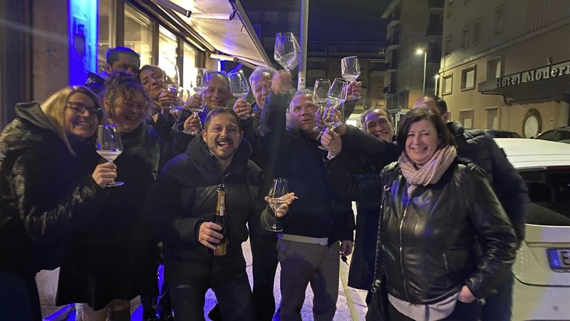 Il brindisi in occasione dei festeggiamenti per la vincita con proprietari e dipendenti del Bar Plinio ieri siera