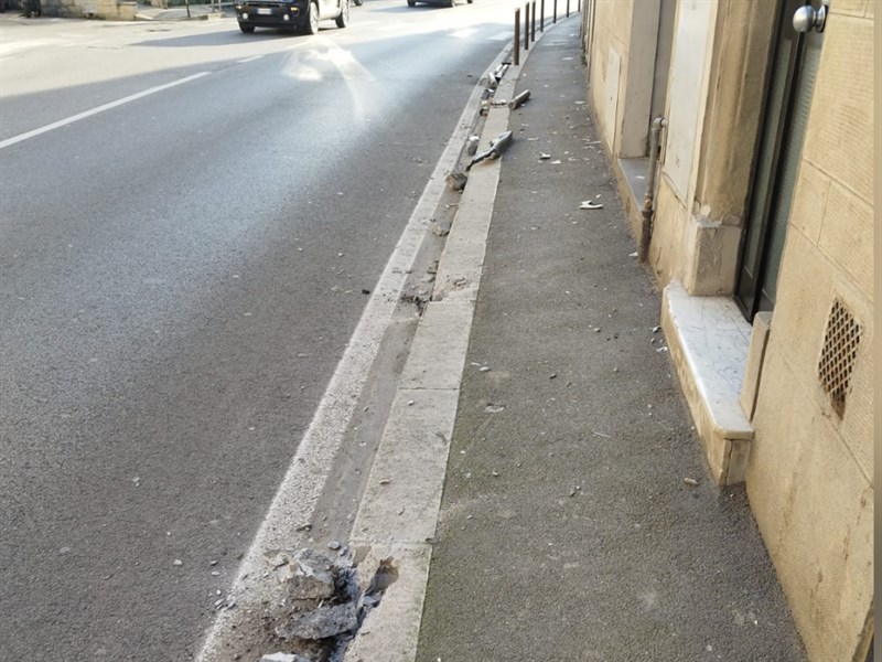 Danni al marciapiede in Via Aretina, visti dal basso