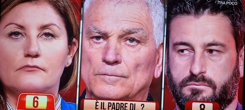 Alcuni frame degli attimi finali del gioco ""I Soliti Ignoti"" con il ""Parente Misterioso"", Sara Pratesi e l'altro partecipante