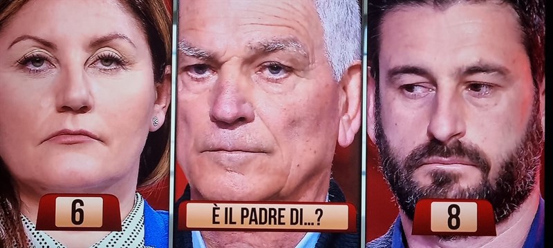 Alcuni frame degli attimi finali del gioco ""I Soliti Ignoti"" con il ""Parente Misterioso"", Sara Pratesi e l'altro partecipante