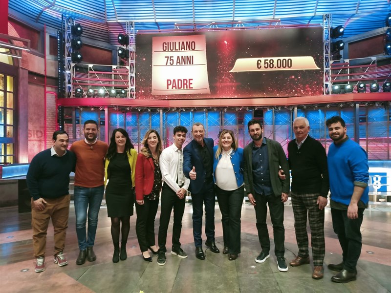 Sara Pratesi in una foto scattata nel ""fuorionda"" di I Soliti Ignoti insieme ad Amadeus ed gli altri partecipanti della puntata