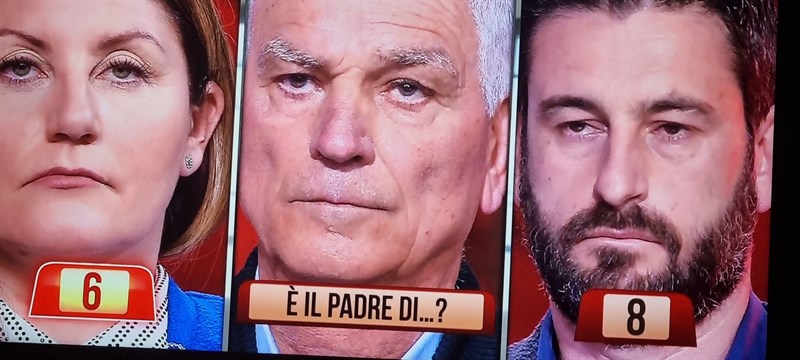 Alcuni frame degli attimi finali del gioco ""I Soliti Ignoti"" con il ""Parente Misterioso"", Sara Pratesi e l'altro partecipante