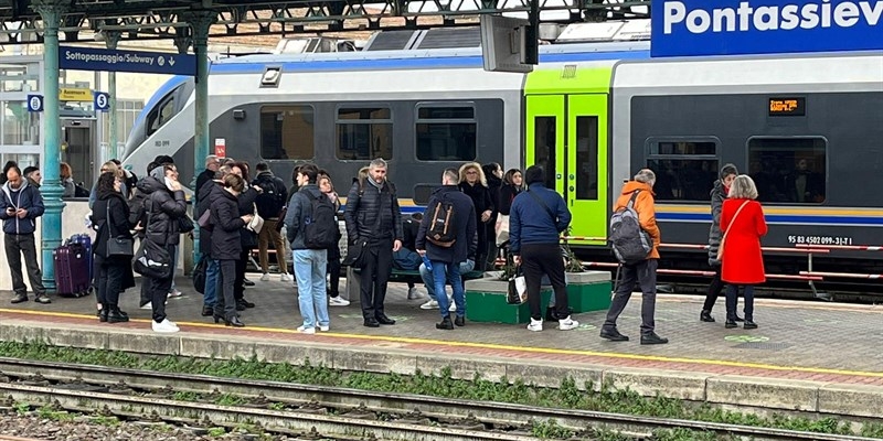 Pendolari in attesa dei treni in ritardo alla Stazione di Pontassieve