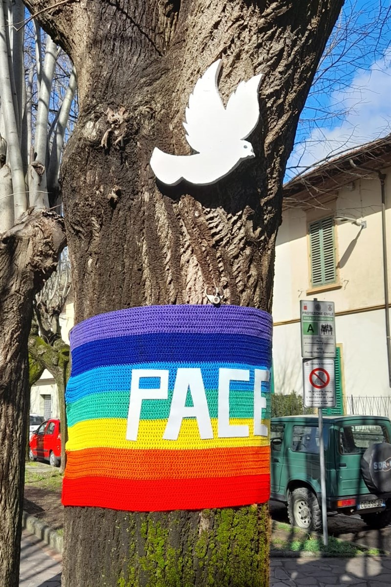 Iniziativa delle bandiere fatte ad uncinetto a Mulino del Piano