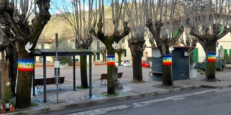 Iniziativa delle bandiere fatte ad uncinetto a Mulino del Piano