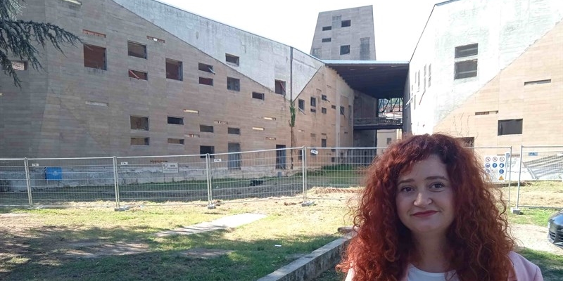 La sindaca Mugnai davanti al cantiere