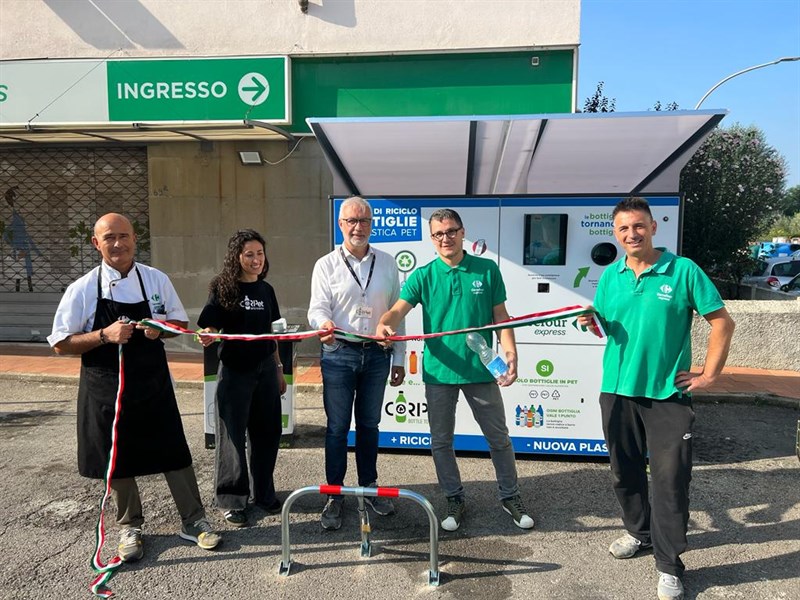 Nel Carrefour Express di Sieci inaugurata la 30° macchina per riciclare la plastica