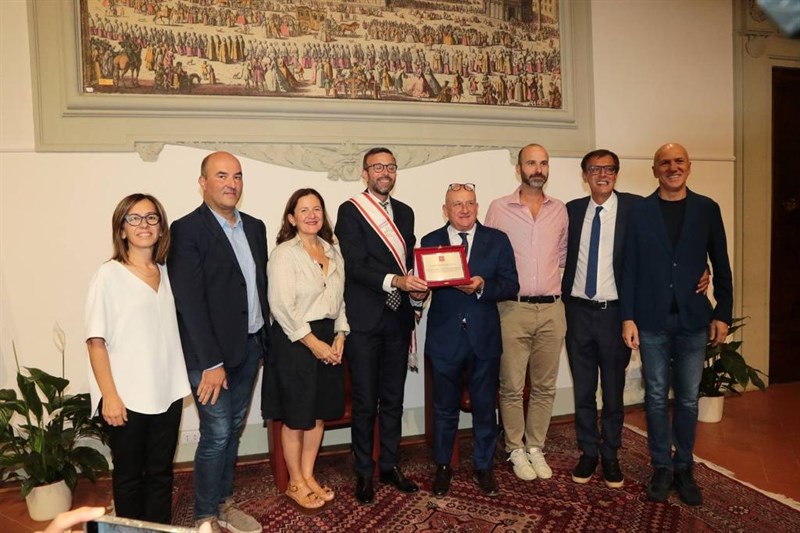 Una targa al regista Alessandro Sarti per il suo impegno per la cultura toscana ed il cinema