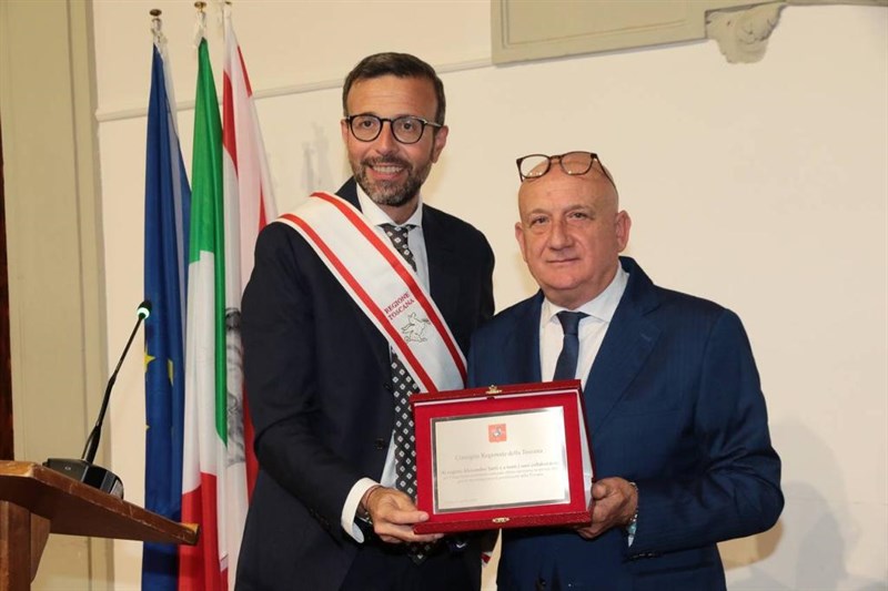 Una targa al regista Alessandro Sarti per il suo impegno per la cultura toscana ed il cinema