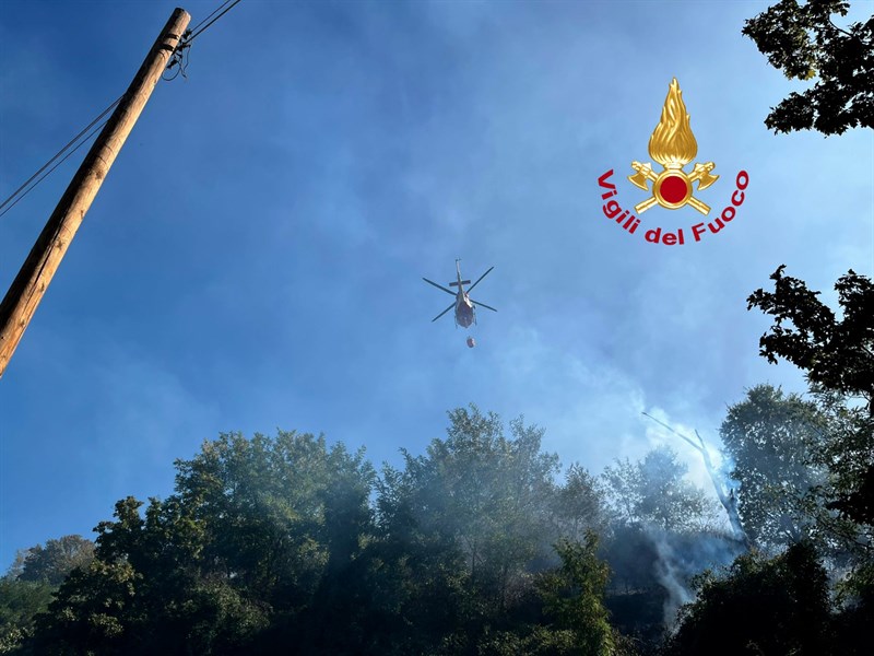 Incendio a Scopeti Rufina, intervento Vigili del fuoco e volontari