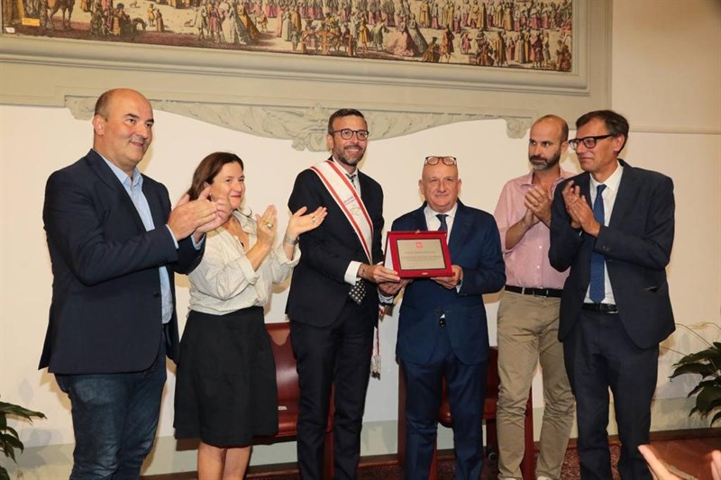 Una targa al regista Alessandro Sarti per il suo impegno per la cultura toscana ed il cinema