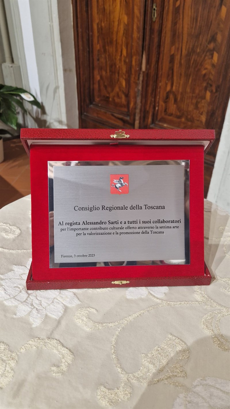 Una targa al regista Alessandro Sarti per il suo impegno per la cultura toscana ed il cinema