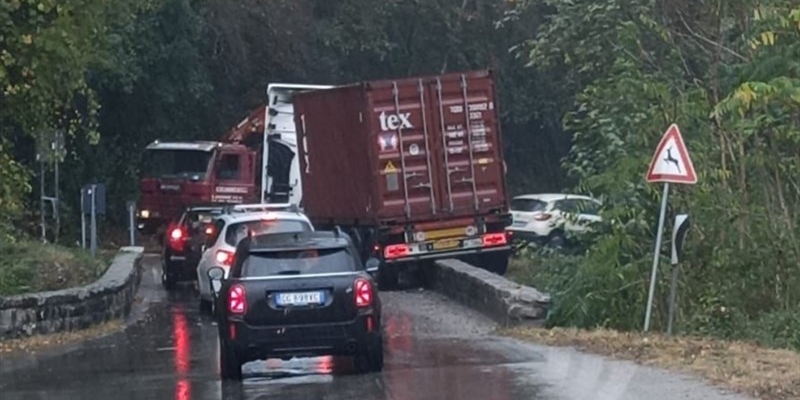 Camion intraversato sul ponte di Molino del Piano