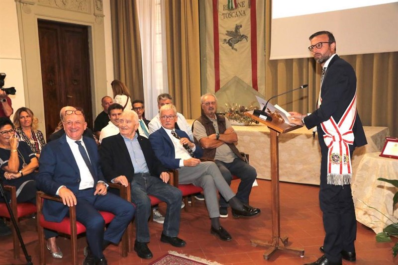 Una targa al regista Alessandro Sarti per il suo impegno per la cultura toscana ed il cinema