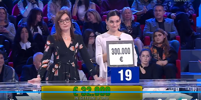 Frame della puntata del 20/01/24 di Affari Tuoi con Angelica Picchi preso da Rai Play