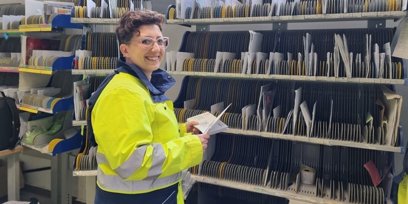 Sabrina Distefano, neoassunta al centro distribuzione di Pontassieve,  come portalettere junior