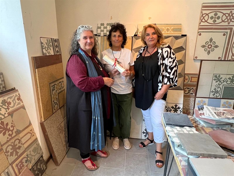 La storica azienda Manzani Graniglie di Molino del Piano, attiva nella produzione di mattonelle dal 1926, è stata premiata ""Premio Renzo Del Lungo alla Continuità d’Impresa"",""CNA Firenze