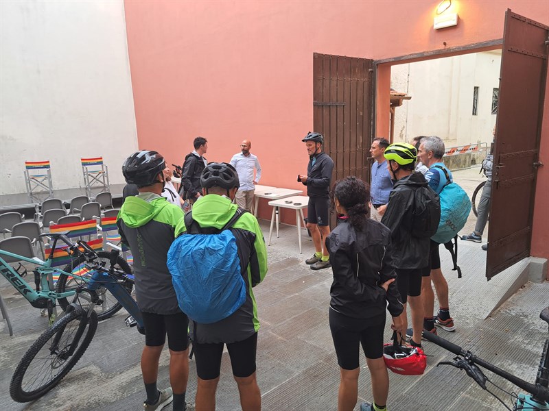 I ciclisti con il Sindaco Carlo Boni alle ""Muratine"",""Comune di Pontassieve