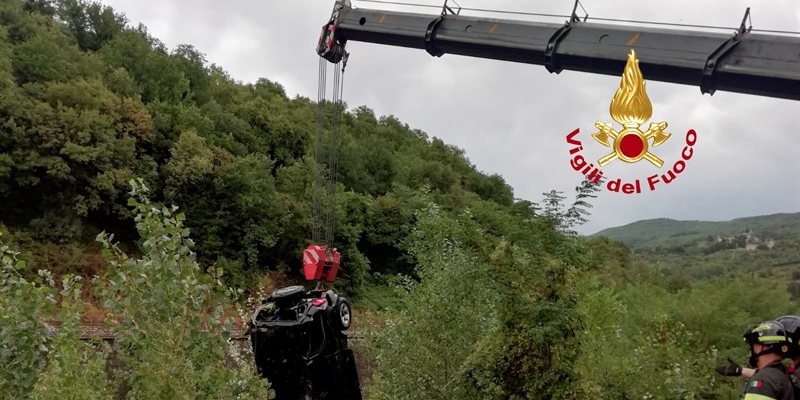 Recupero della vettura caduta in Sieve grazie ai Vigili del Fuoco