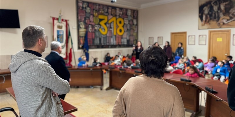 L'incontro dell'Amministrazione comunale e dei bimbi della scuola di via Piave in sala consiliare