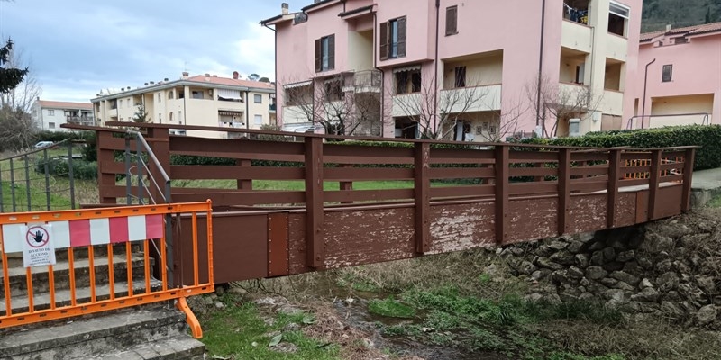 Passerella pedonale sul fosso di Troghi