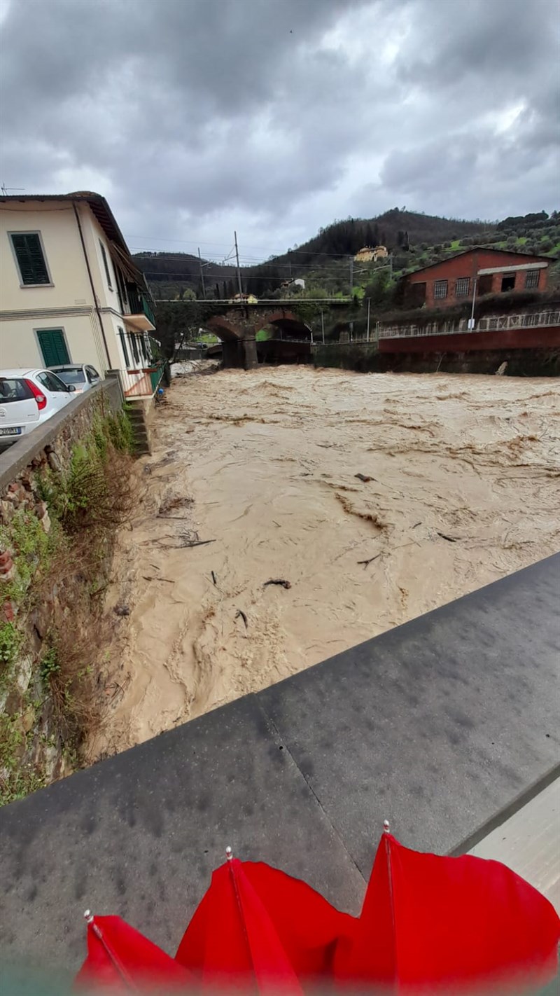 SS67 Via Aretina allagata a Sieci di sotto. Allerta meteo, maltempo