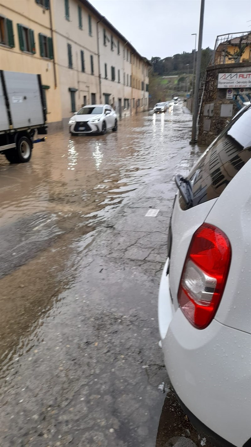 SS67 Via Aretina allagata a Sieci di sotto. Allerta meteo, maltempo
