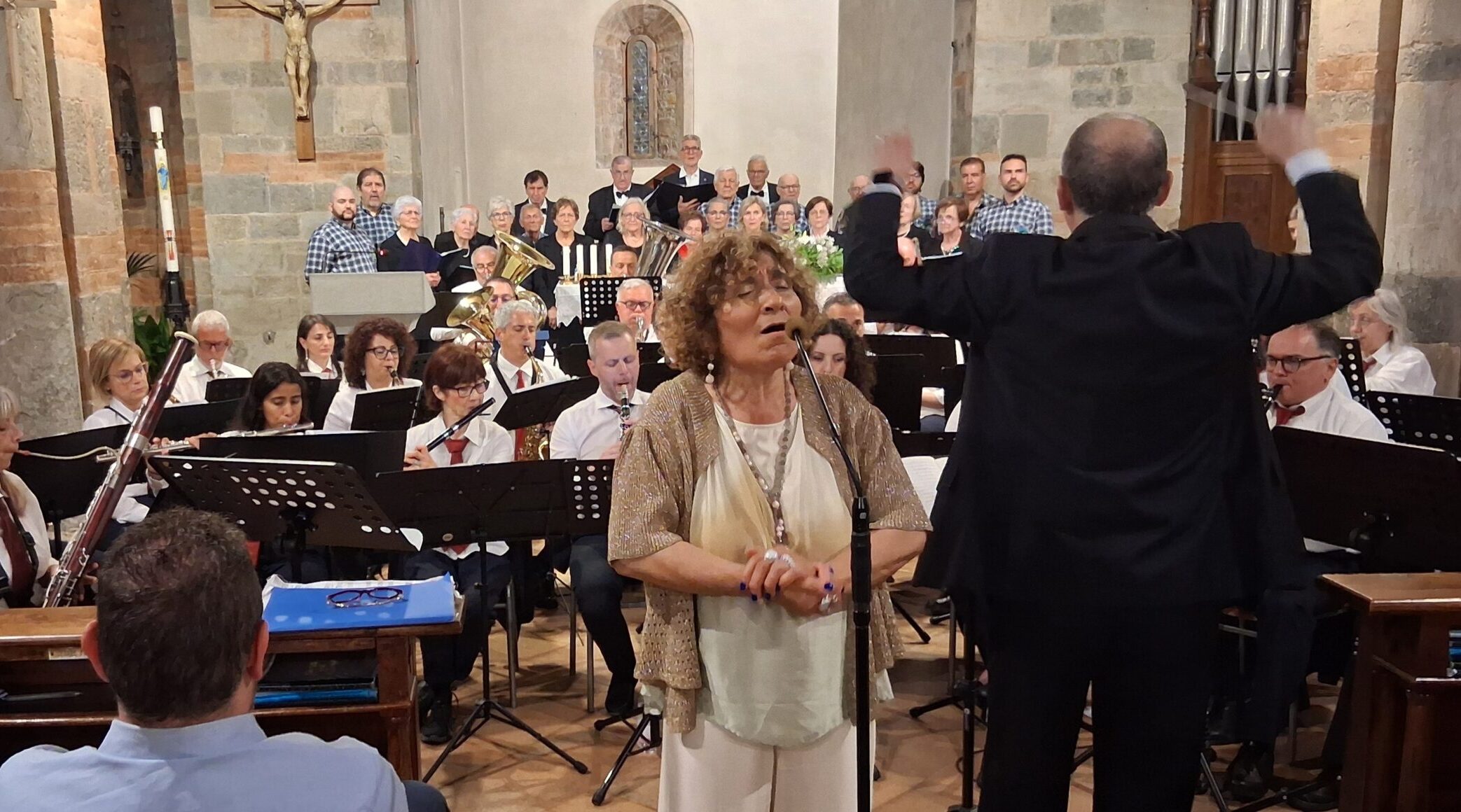 Il M° Fasano dirige i Cori e la Banda con M° Civero impegnata come solista