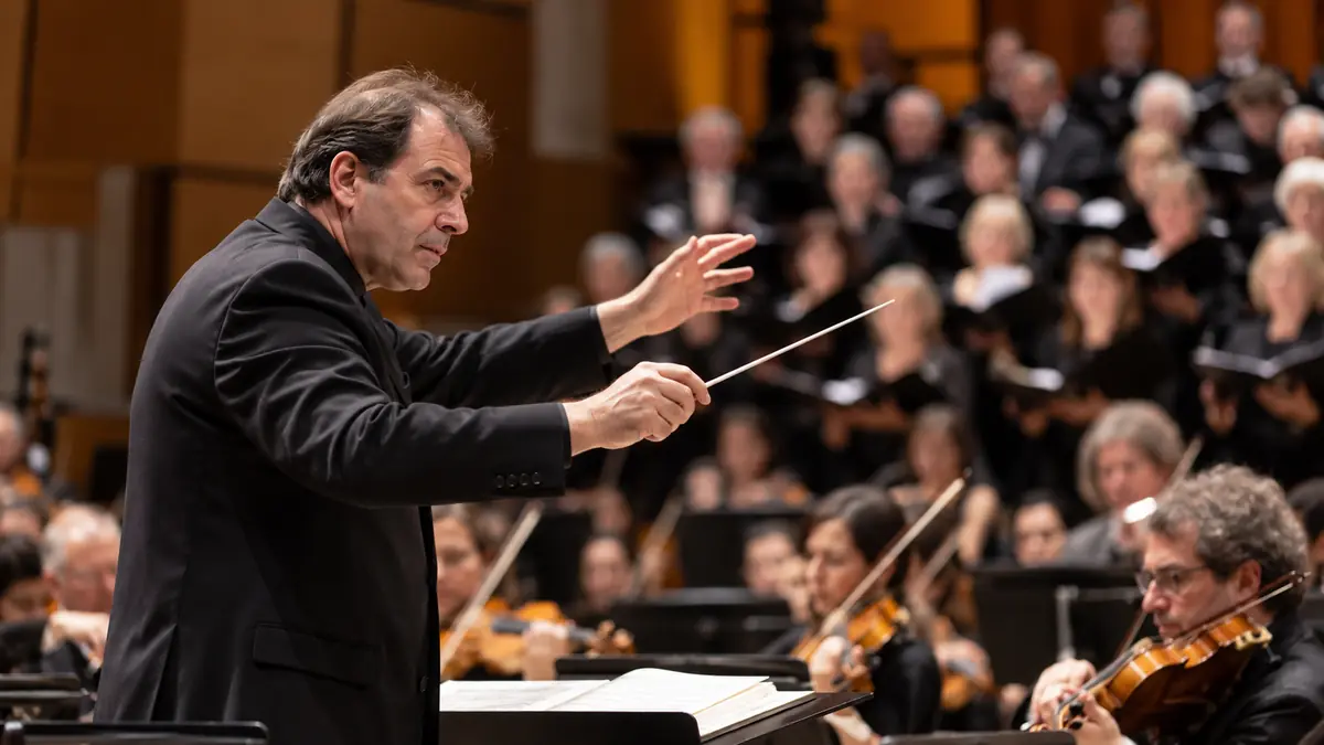 Direttore d orchestra alla guida dei musicisti