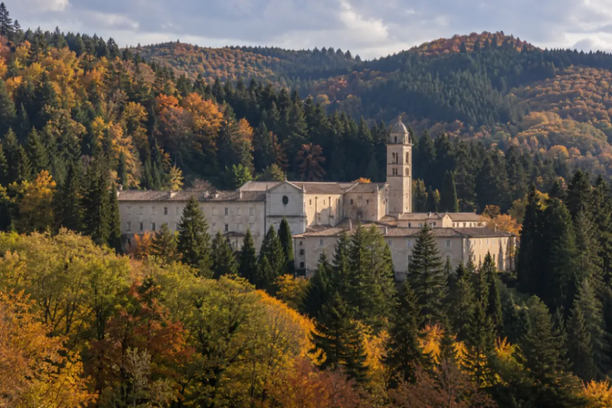 L abbazia di Vallombrosa immersa nei colori autunnali